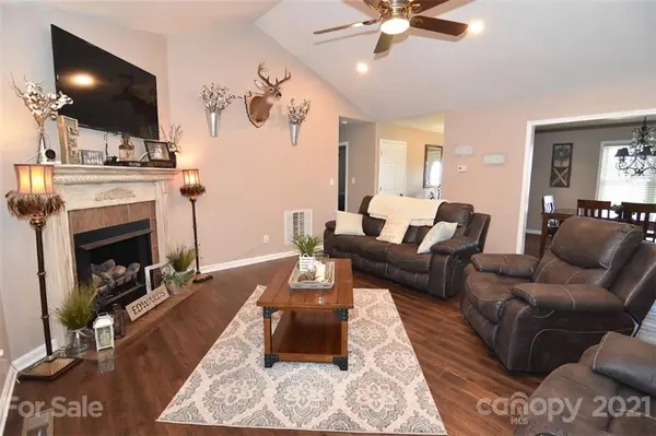 3132 Lavina LN, Claremont, NC 28610