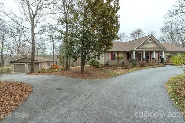 700 White Oak LN, Tryon, NC 28782