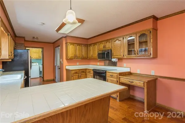 700 White Oak LN, Tryon, NC 28782