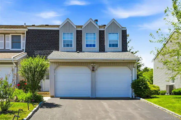 84 Woodlake DR, Woodbury, NY 11797