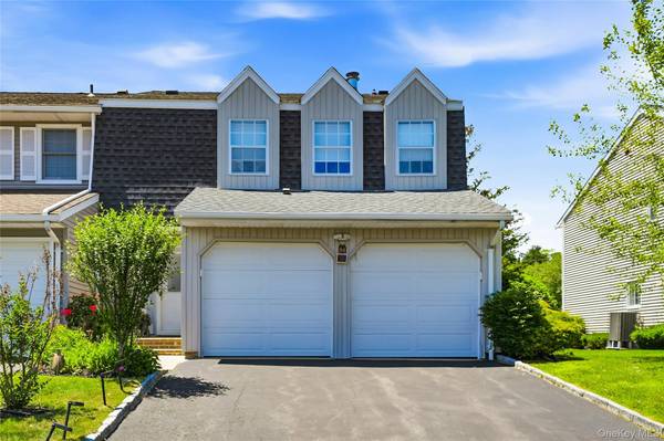 84 Woodlake DR, Woodbury, NY 11797