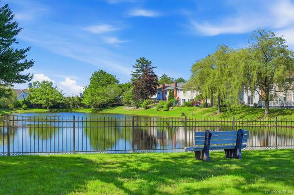 84 Woodlake DR, Woodbury, NY 11797