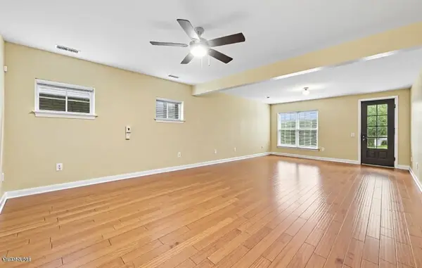 1099 Paddock Park Cir, Gallatin, TN 37066