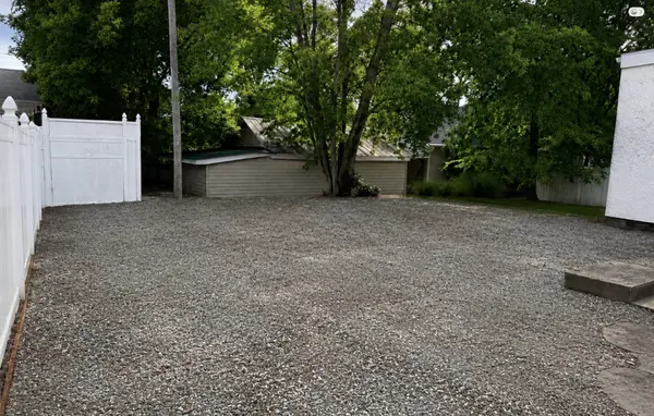 206 W College St, Dickson, TN 37055