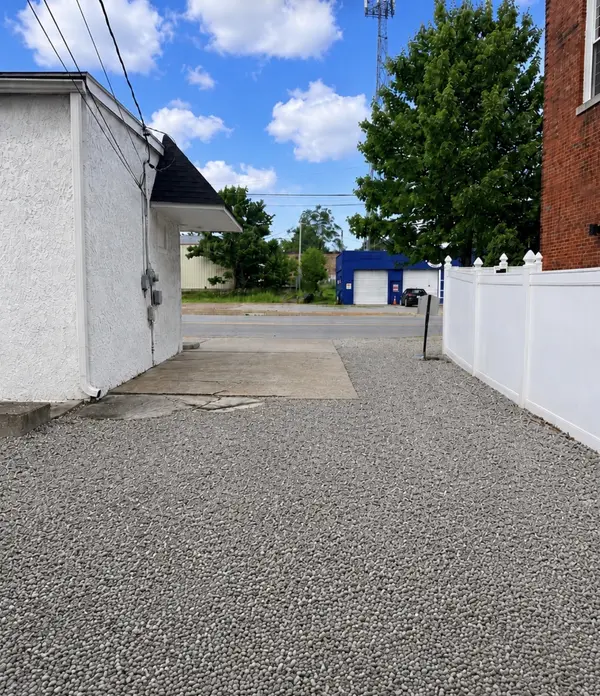 206 W College St, Dickson, TN 37055