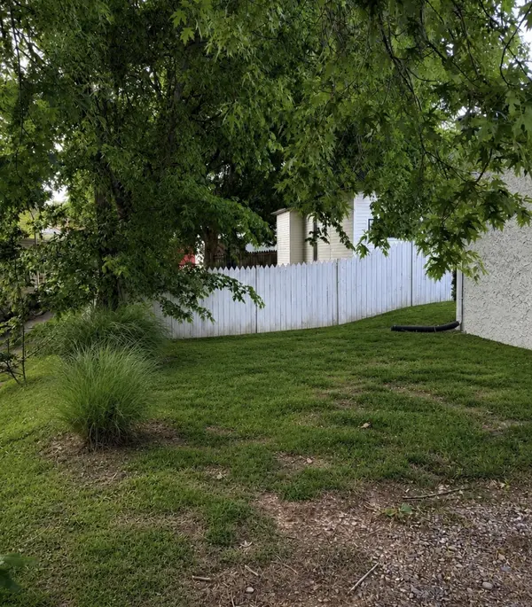 206 W College St, Dickson, TN 37055
