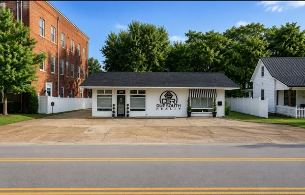 206 W College St, Dickson, TN 37055