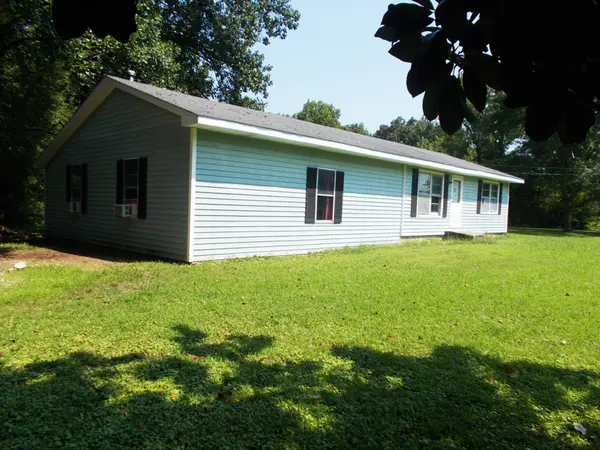 1955 Roundhouse Rd, Hollow Rock, TN 38342