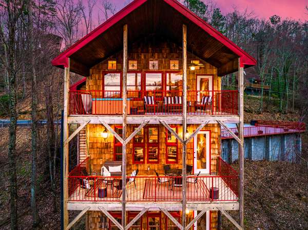 1389 N Baden Dr, Gatlinburg, TN 37738