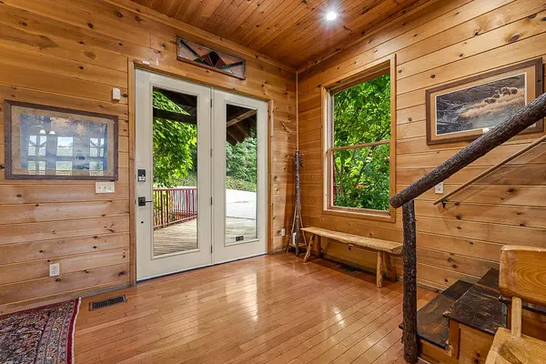1389 N Baden Dr, Gatlinburg, TN 37738