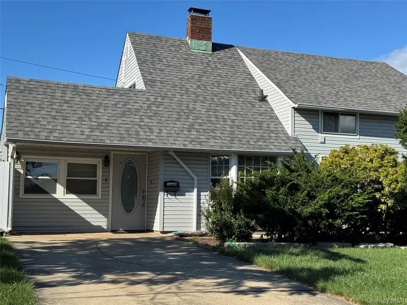5 Meander LN, Levittown, NY 11756