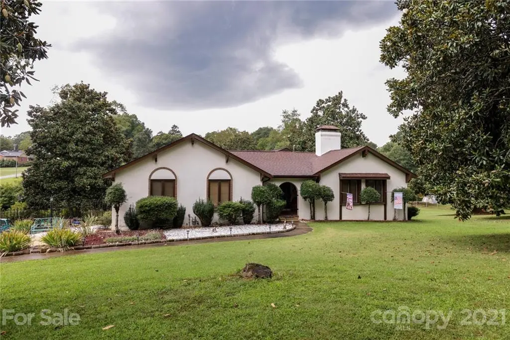 3715 9th Street CIR, Hickory, NC 28601
