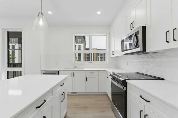 1475 Na'a DR SW, Calgary, AB T3H 6A4
