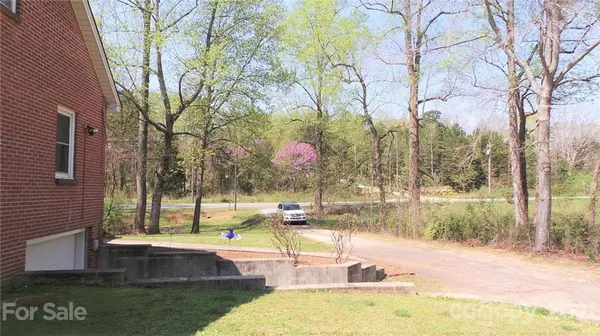 2476 Robinson RD, Newton, NC 28658