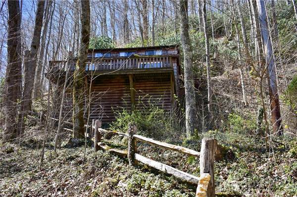 51 Snowbird LN, Burnsville, NC 28714