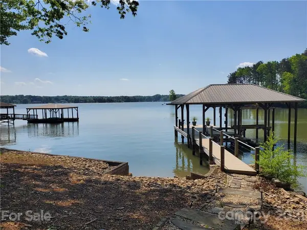 8748 Peninsula DR, Terrell, NC 28682