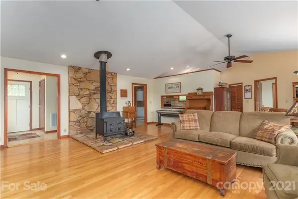 47 Sams RD, Weaverville, NC 28787