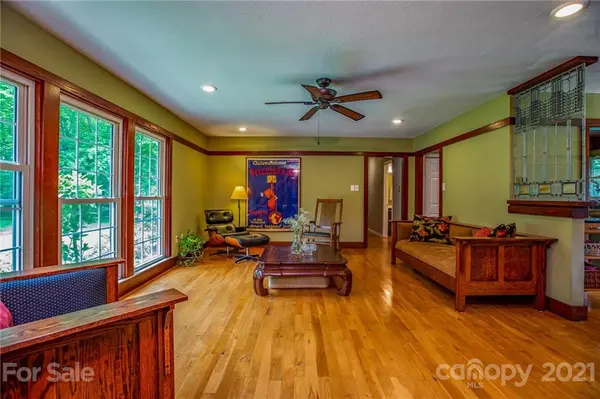 110 Meadowbrook DR, Black Mountain, NC 28711