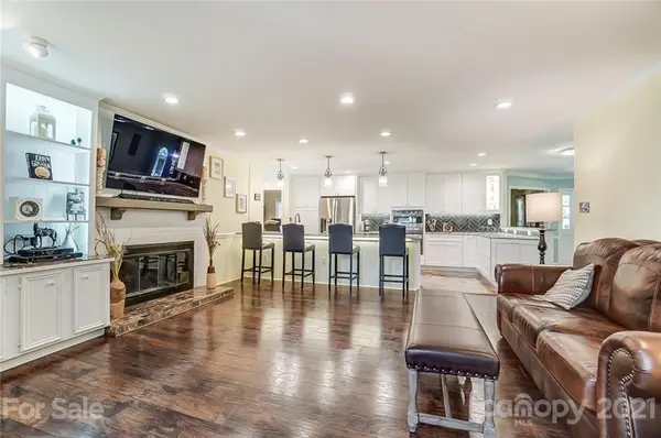 4001 Bridgewood LN, Charlotte, NC 28226