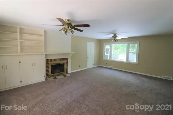 801 Jearl LN, Hendersonville, NC 28739