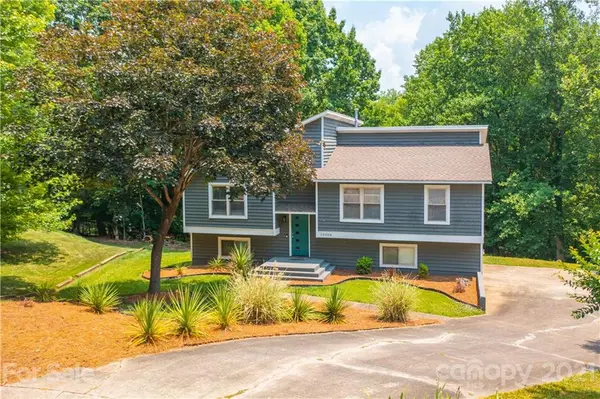 10000 Swan Lake LN, Charlotte, NC 28277