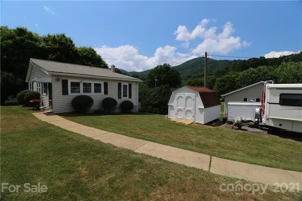 136 Meadow RD, Burnsville, NC 28714