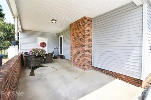 2645 2nd ST, Hickory, NC 28601