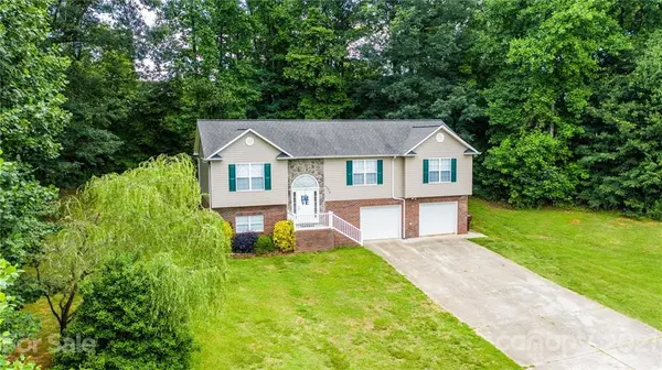 4064 Caitlins WAY, Hickory, NC 28602