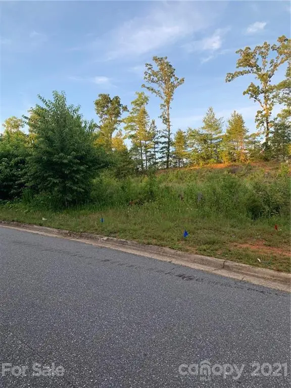 5046 Woodwinds DR NE, Hickory, NC 28601