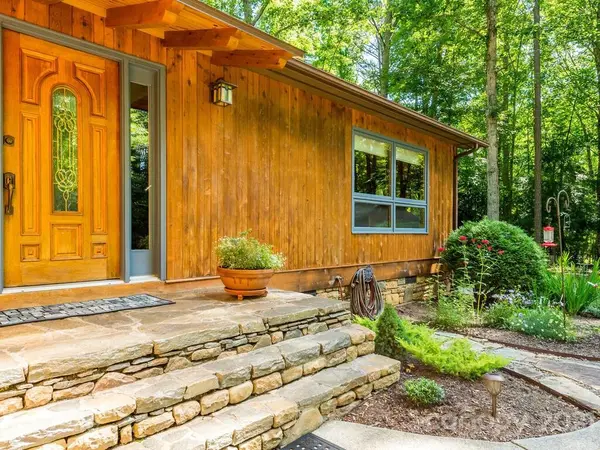 55 Ivy LN, Fletcher, NC 28732