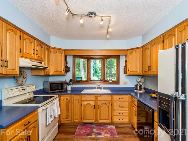 55 Ivy LN, Fletcher, NC 28732
