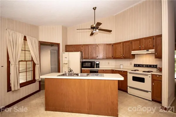 449 Oak Ridge DR, Clyde, NC 28721