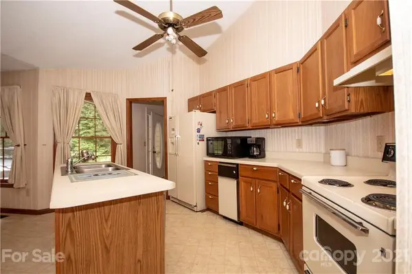 449 Oak Ridge DR, Clyde, NC 28721