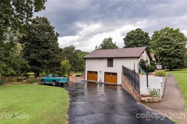 3715 9th Street CIR, Hickory, NC 28601