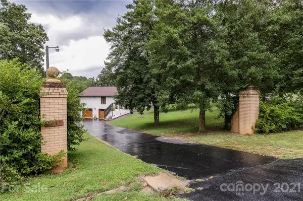 3715 9th Street CIR, Hickory, NC 28601