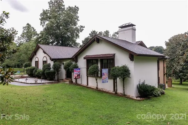 3715 9th Street CIR, Hickory, NC 28601