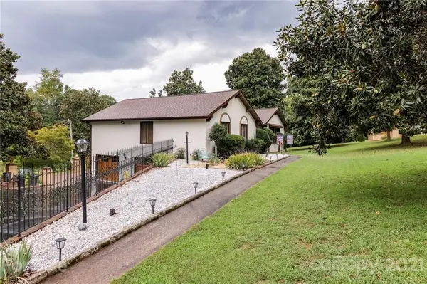 3715 9th Street CIR, Hickory, NC 28601
