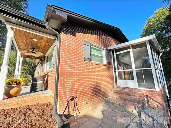 3144 Short RD, Hickory, NC 28602