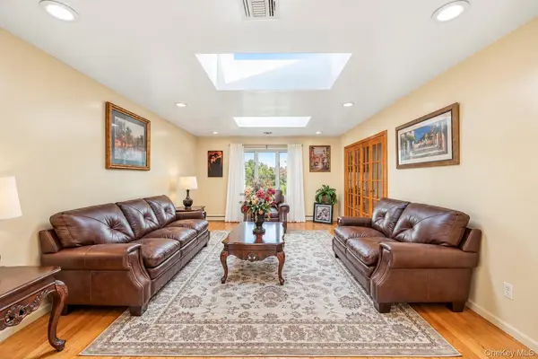 23 Pimlico DR, Commack, NY 11725