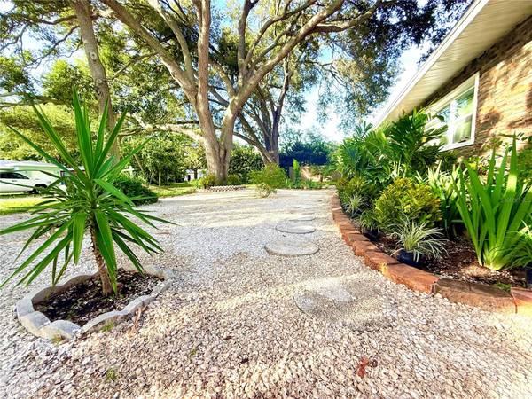 1557 ROBINSON DR N, St Petersburg, FL 33710