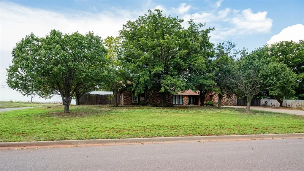 321 Grissom DR, Elk City, OK 73644