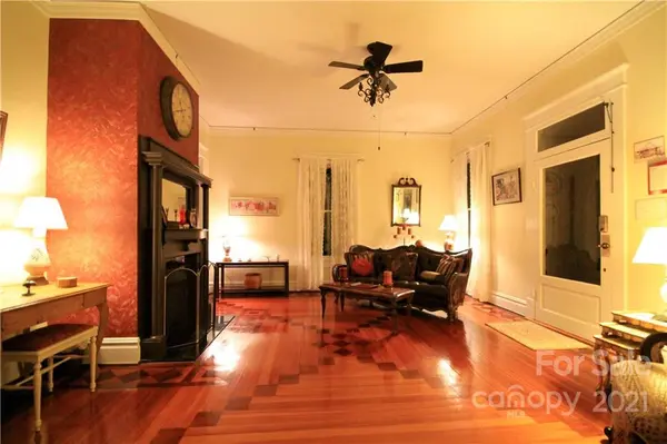 105 Davis ST, Morganton, NC 28655