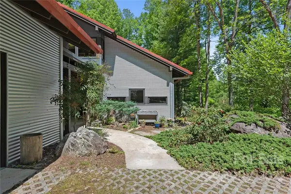 23 Cove Springs DR, Barnardsville, NC 28709