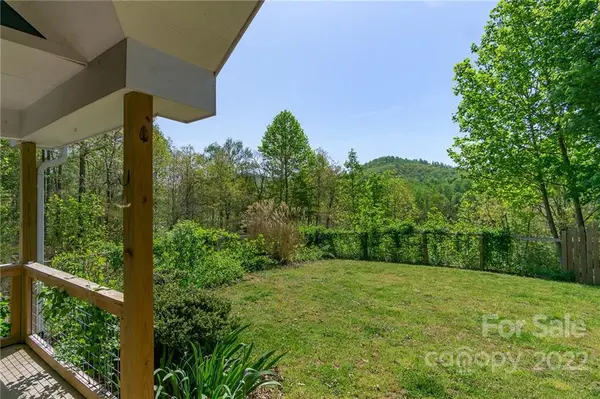42 Queens CT, Saluda, NC 28773