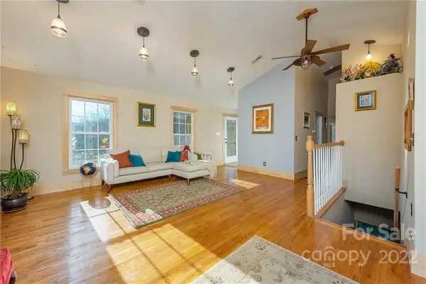 42 Queens CT, Saluda, NC 28773