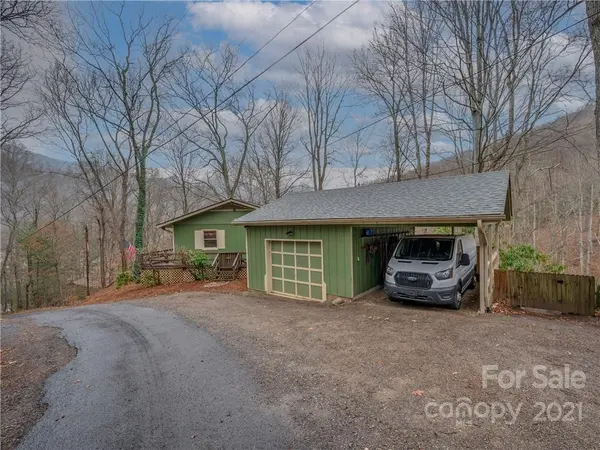 104 Ivy LN, Maggie Valley, NC 28751
