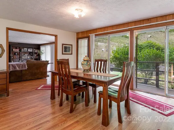 225 N Bearwallow RD, Fletcher, NC 28732