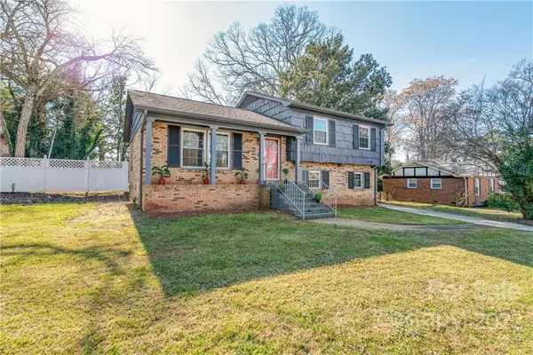 1128 Rocky Ridge DR, Charlotte, NC 28217
