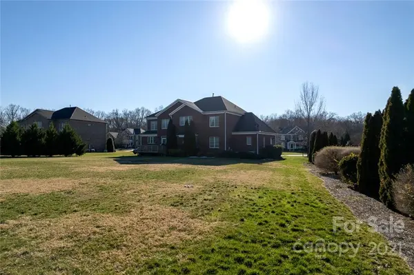 424 Running Horse LN, Waxhaw, NC 28173