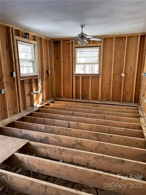 427 Hidden Valley CIR, Canton, NC 28716
